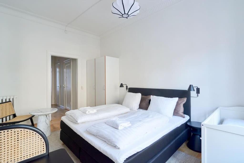 Moderen And Sleek 3Br With Bath By The Lakes And Metro København Eksteriør billede