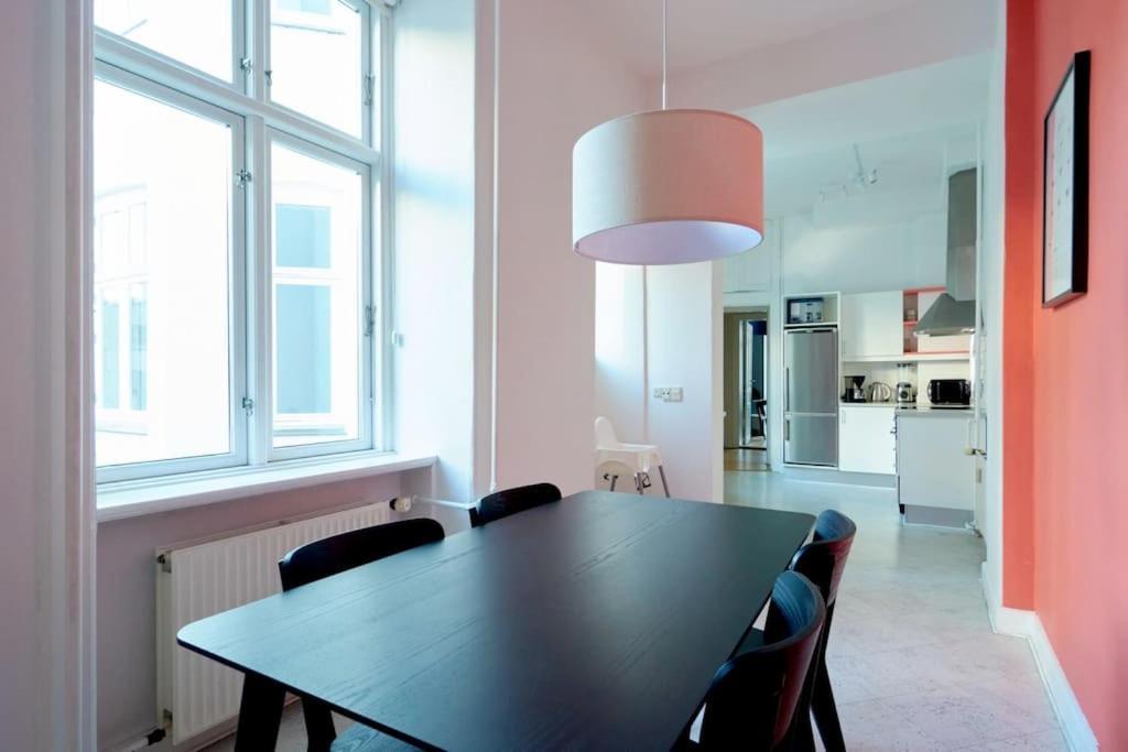 Moderen And Sleek 3Br With Bath By The Lakes And Metro København Eksteriør billede